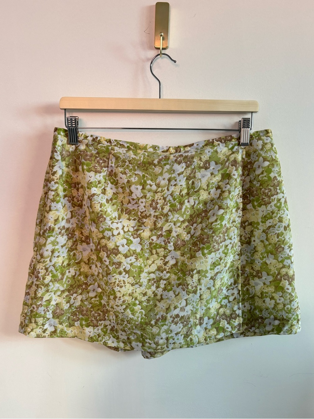 Cute & Stylish Lightweight Green and White Floral Print- Women's Skort- Size 12